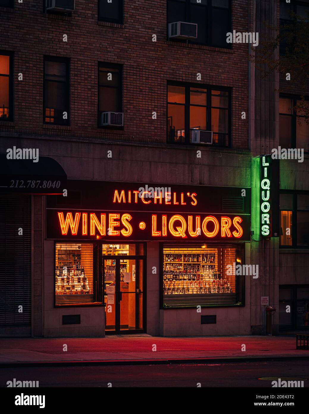 Mitchells Weine & Liköre Neonschild bei Nacht in der Upper West Side, Manhattan, New York City Stockfoto