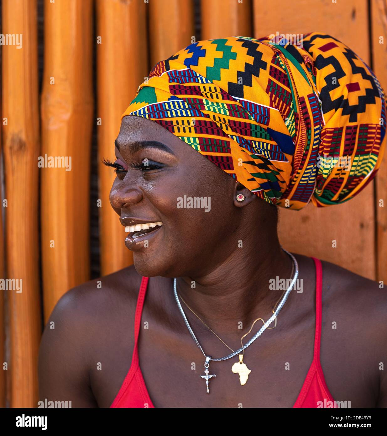 Glückliche afrikanische Frau in dem kleinen Dorf Keta in Ghana, in afrikanischen Kopfschmuck gekleidet Stockfoto