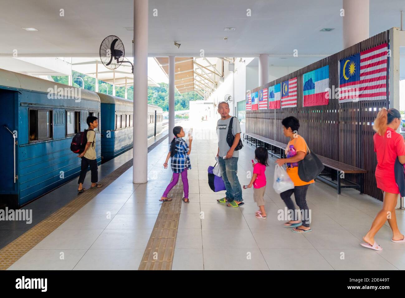 Zugfahrt in Kota Kinabalu, Malaysia mit der Sabah State Railway Stockfoto