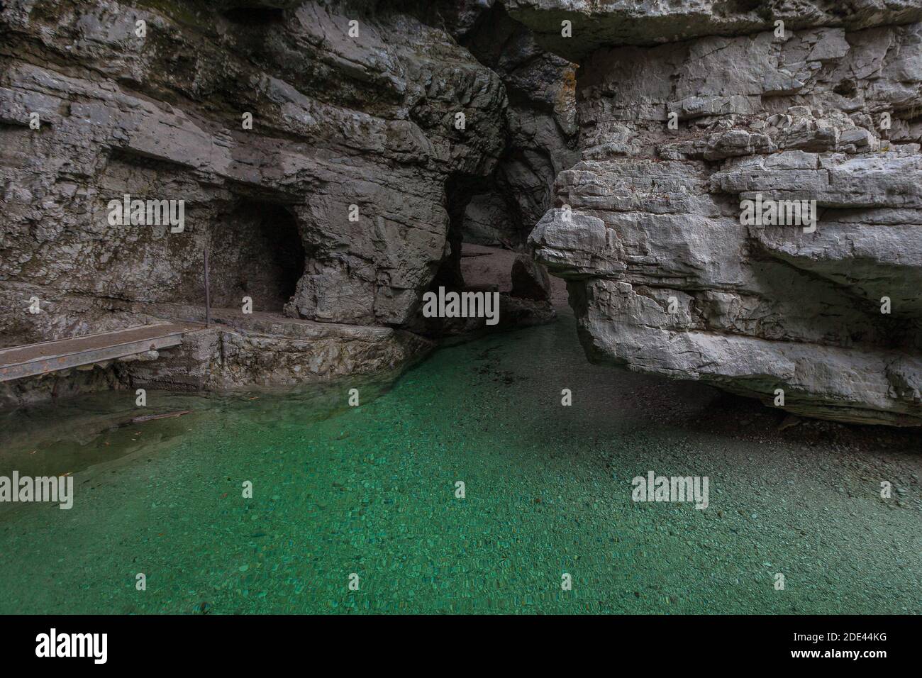 Enge felsige Schlucht, mit einem Pfad in den Felsen und kristallklarem Wasser geschnitzt Stockfoto