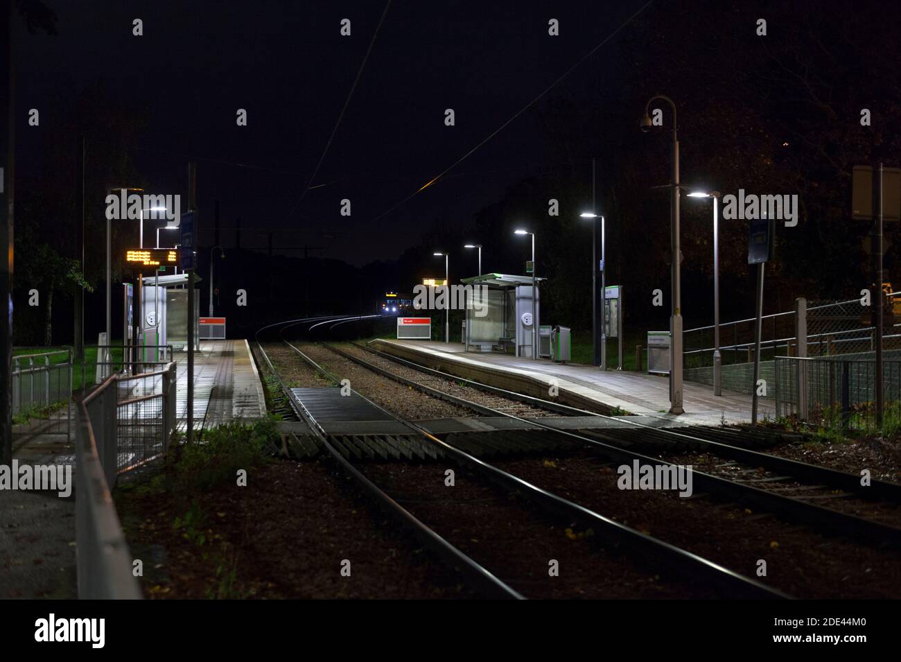 Erste Londoner Straßenbahnen Croydon Tramlink Bombardier flexible schnelle CR4000 Straßenbahn Nr. 2539 nähert sich Gravel Hill Straßenbahnhaltestelle, Scheinwerfer leuchten entlang der Linie Stockfoto