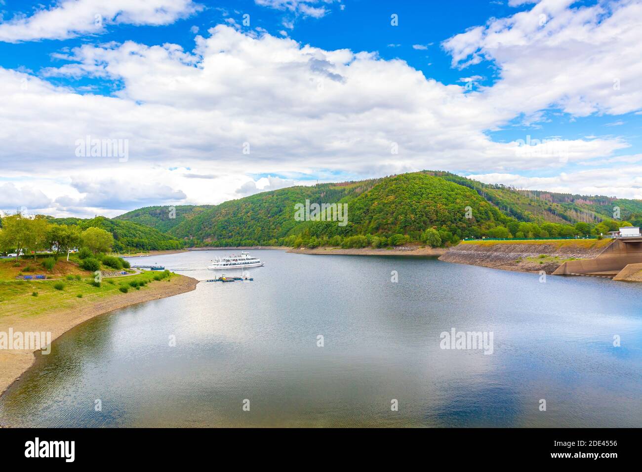 Paulushofdamm und Rursee an einem schönen Sommertag. Stockfoto