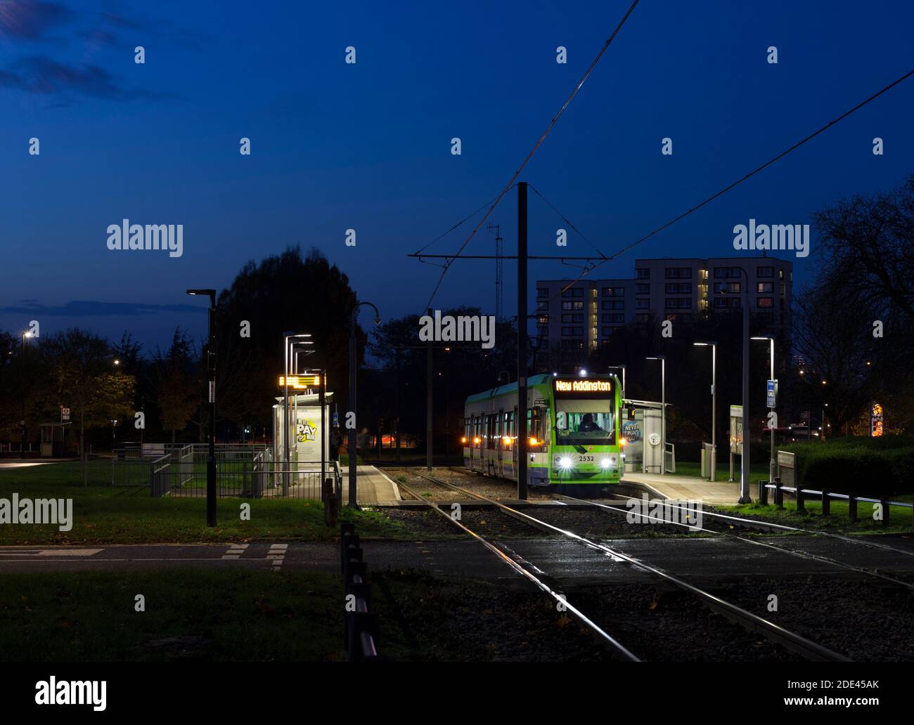 Erste Londoner Straßenbahnen Croydon Tramlink Bombardier flexible schnelle CR4000 Straßenbahn Nr. 2532 an der King Henry's Drive Straßenbahnhaltestelle, New Addington, Croydon, London Stockfoto