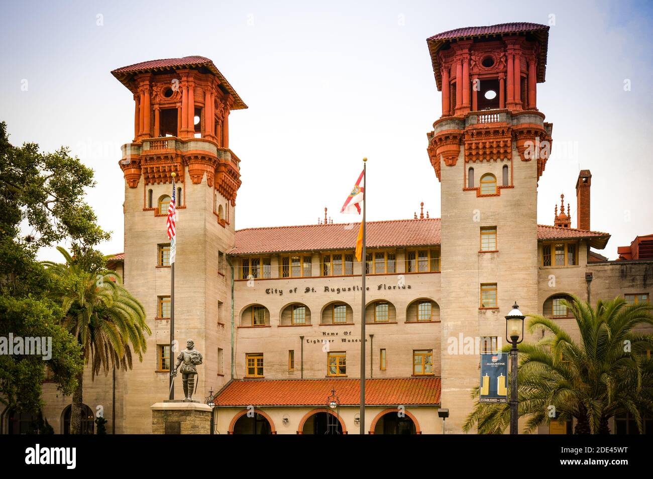 Das Lightner Museum befindet sich im ehemaligen Alcazar Hotel, einem architektonischen Meisterwerk der spanischen Renaissance, zusammen mit dem Rathaus in St. Augustine, FL Stockfoto