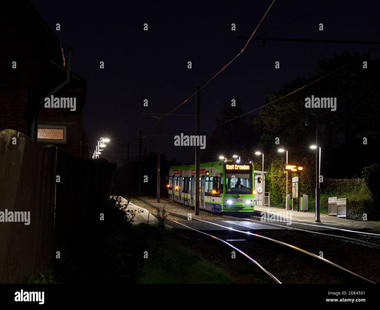 Erste Londoner Straßenbahnen Croydon Tramlink Bombardier flexible schnelle CR4000 Straßenbahn Nr. 2533 an der King Henry's Drive Straßenbahnhaltestelle, Croydon, London Stockfoto