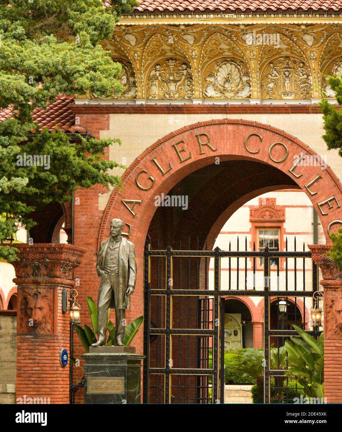 Nahaufnahme des Eingangs zum Flagler College, mit der Statue von Henry Flagler, dem 1887 erbauten architektonischen Juwel der spanischen Renaissance, St. Augustine, FL Stockfoto