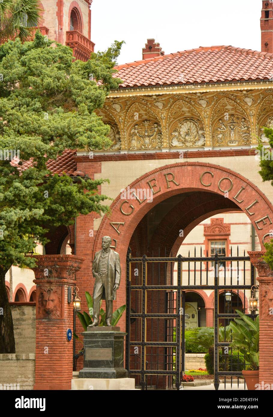 Nahaufnahme des Eingangs zum Flagler College, mit der Statue von Henry Flagler, dem 1887 erbauten architektonischen Juwel der spanischen Renaissance, St. Augustine, FL Stockfoto