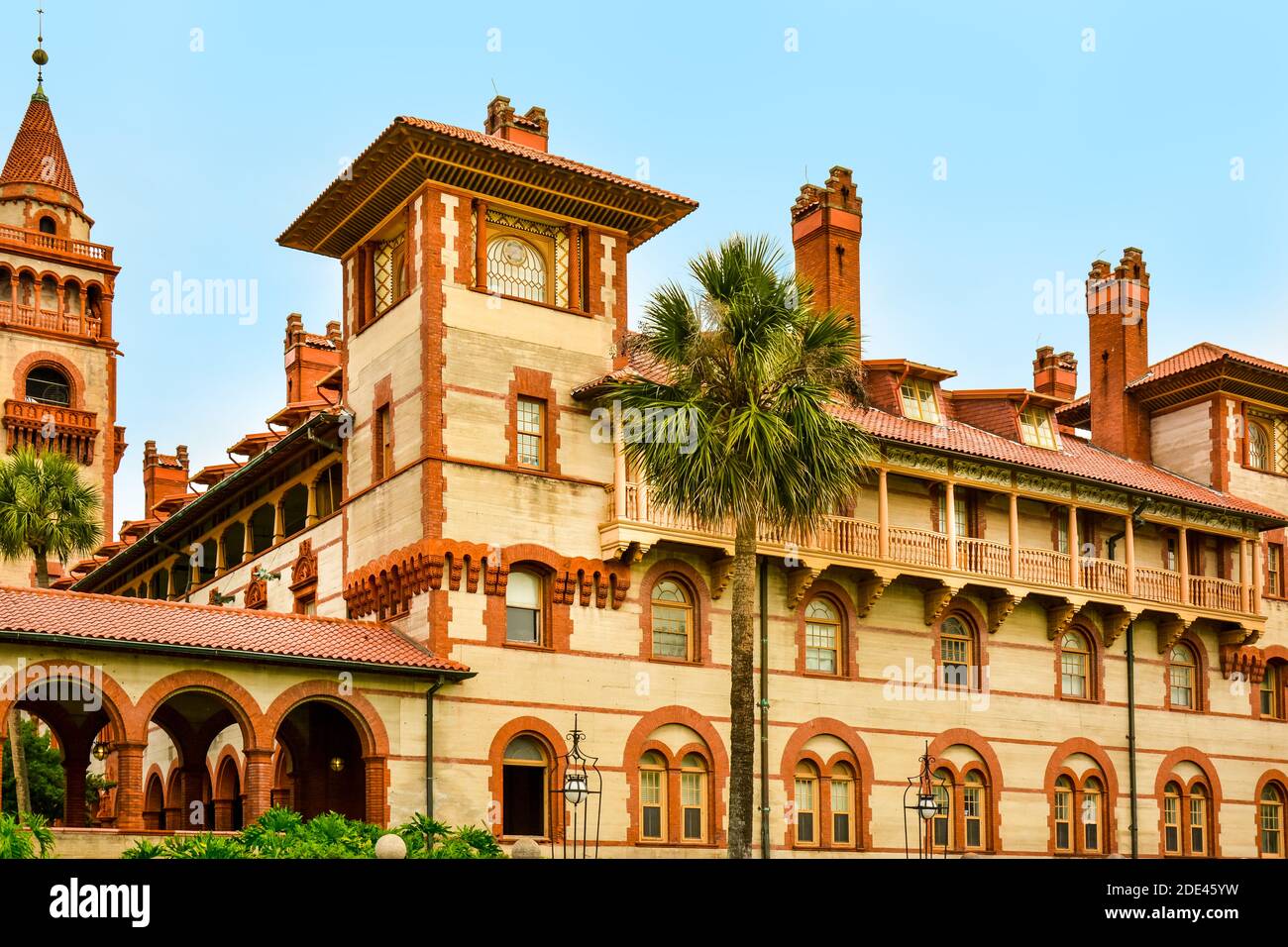 Die herrliche spanische Renaissance-Architektur mit kolonialen Elementen im ursprünglichen Ponce de Leon Hotel, jetzt Flagler College, St. Augustin Stockfoto
