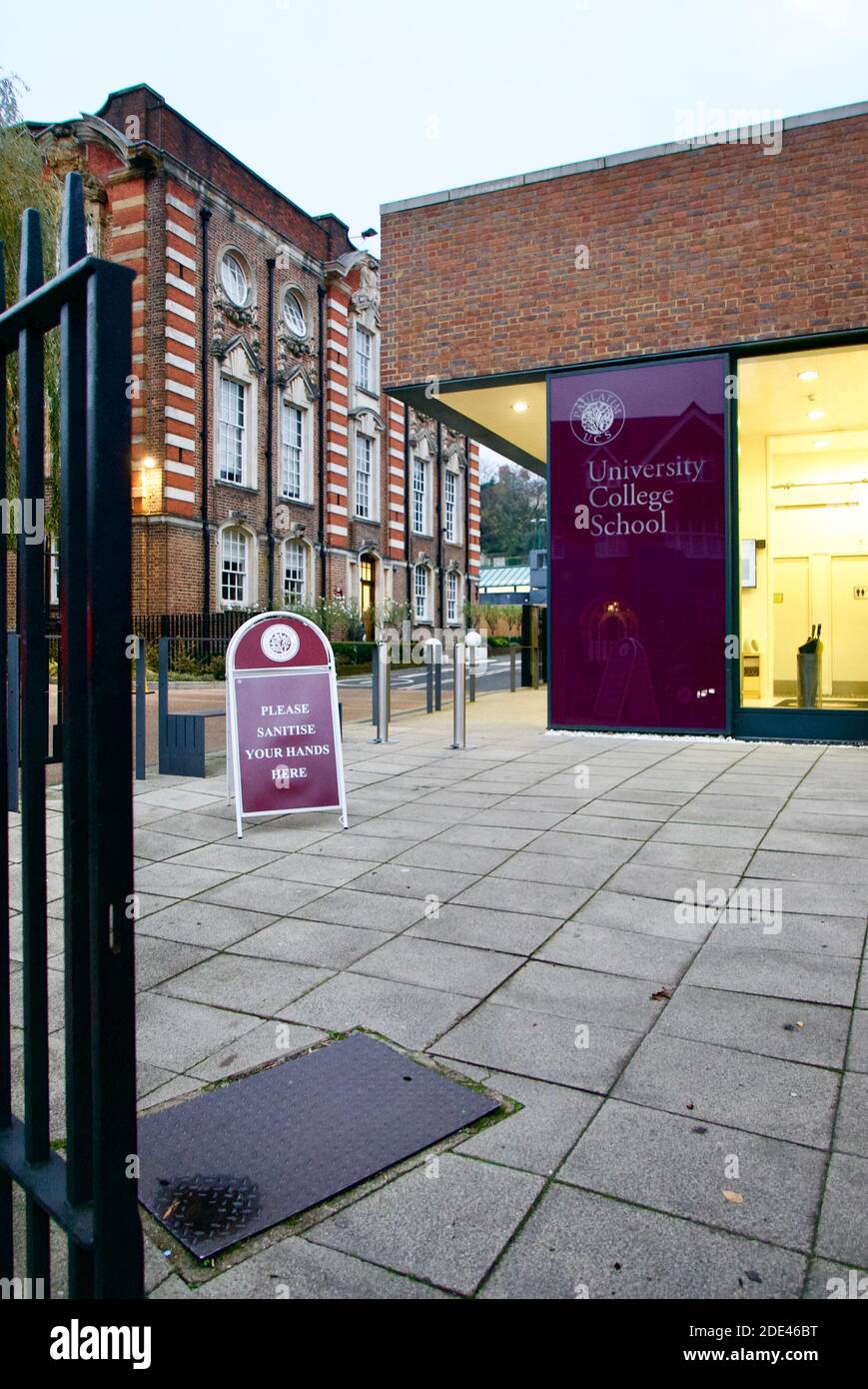 Eingang der Sekundarschule in Hampstead mit Handwascherinnerung Zeichen Förderung covid19 öffentliche Gesundheit Anleitung. University College School Stockfoto