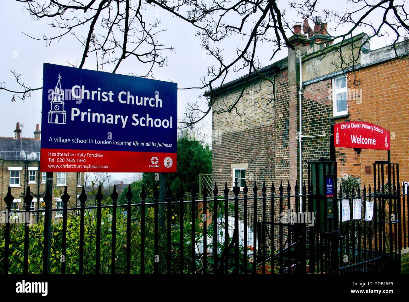Eintritt zur Christ Church Primary School in Hampstead Village, London. Eine staatliche Einformschule in Camden mit Begrüßungsschildern. Stockfoto