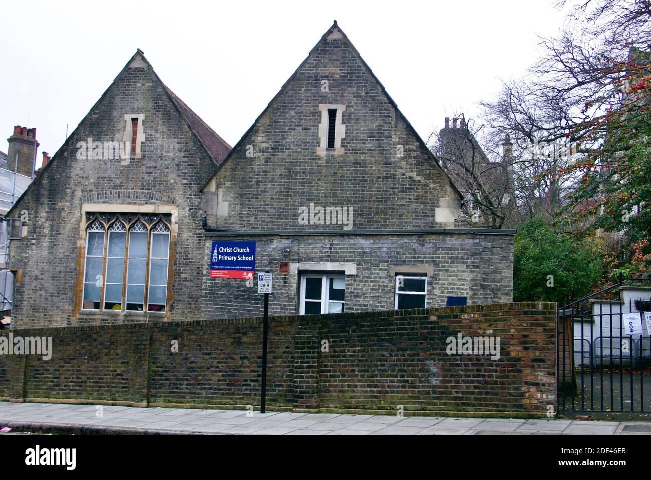 Christ Church Primary School in Hampstead Village, London. Eine staatliche Einformschule in Camden mit Begrüßungsschildern. Stockfoto