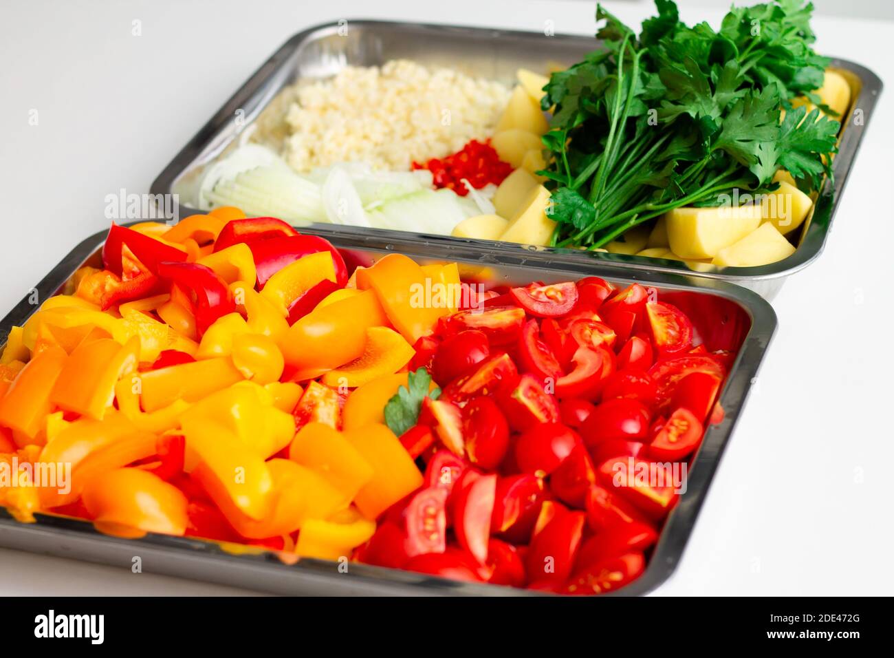 Gehackte Zutaten für die Herstellung von orientalischen Gemüseeintopf. Paprika, Kartoffeln, Zwiebeln, Tomaten, Knoblauch, Paprika, Gewürze. Stockfoto