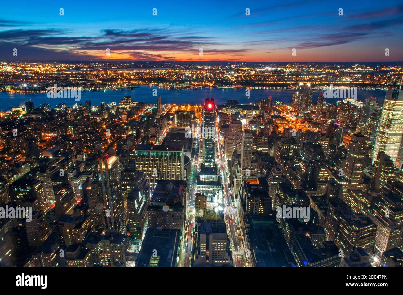 Luftaufnahme der Skyline von Manhattan und des Hudson River vom Empire State Building. Blick auf die Webser Apartments und Pennsylvania Station und Huds Stockfoto