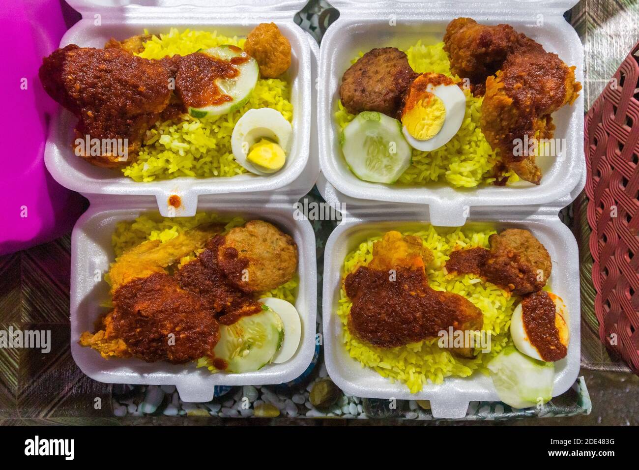 Gebratener Hühnerreis in Styroporbehältern an einem Street Food Stall in Kota Kinabalu, Malaysia Stockfoto