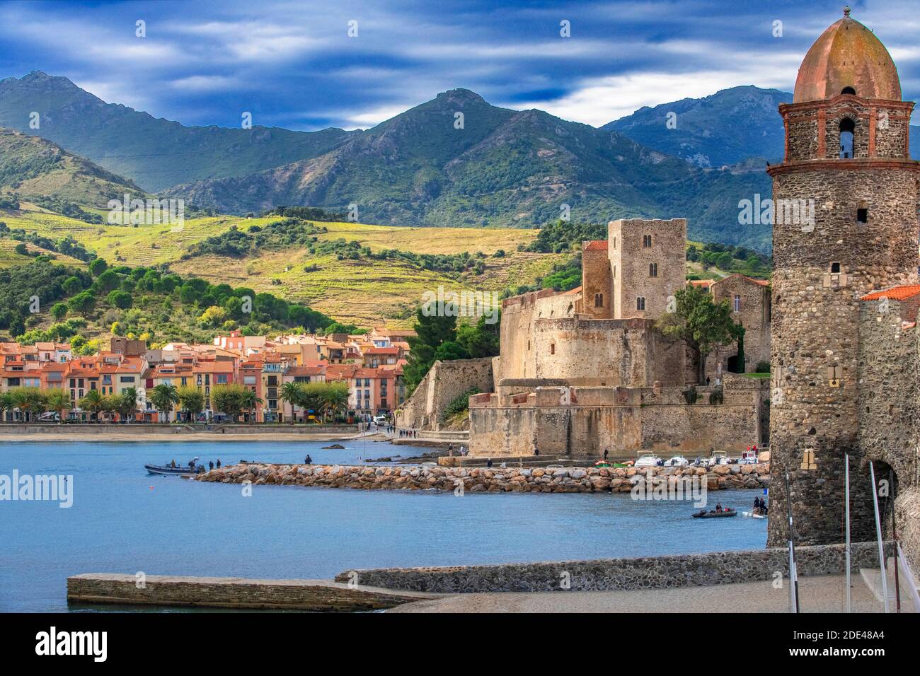 Kirche Notre-Dame-des-Anges und Landschaft Strand am Meer des malerischen Dorfes Collioure, in der Nähe von Perpignan im Süden Frankreichs Languedoc-Roussillo Stockfoto