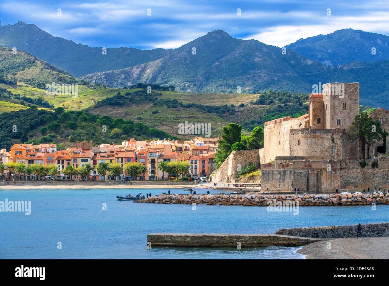 Königliche Burg von Collioure und Landschaft Strand am Meer des malerischen Dorfes Colliure, in der Nähe von Perpignan im Süden von Frankreich Languedoc-Roussillon C Stockfoto