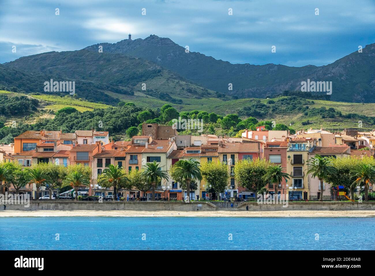 Landschaft Strand am Meer des malerischen Dorfes Collioure, in der Nähe von Perpignan im Süden von Frankreich Languedoc-Roussillon Cote Vermeille Midi Pyrenees O Stockfoto