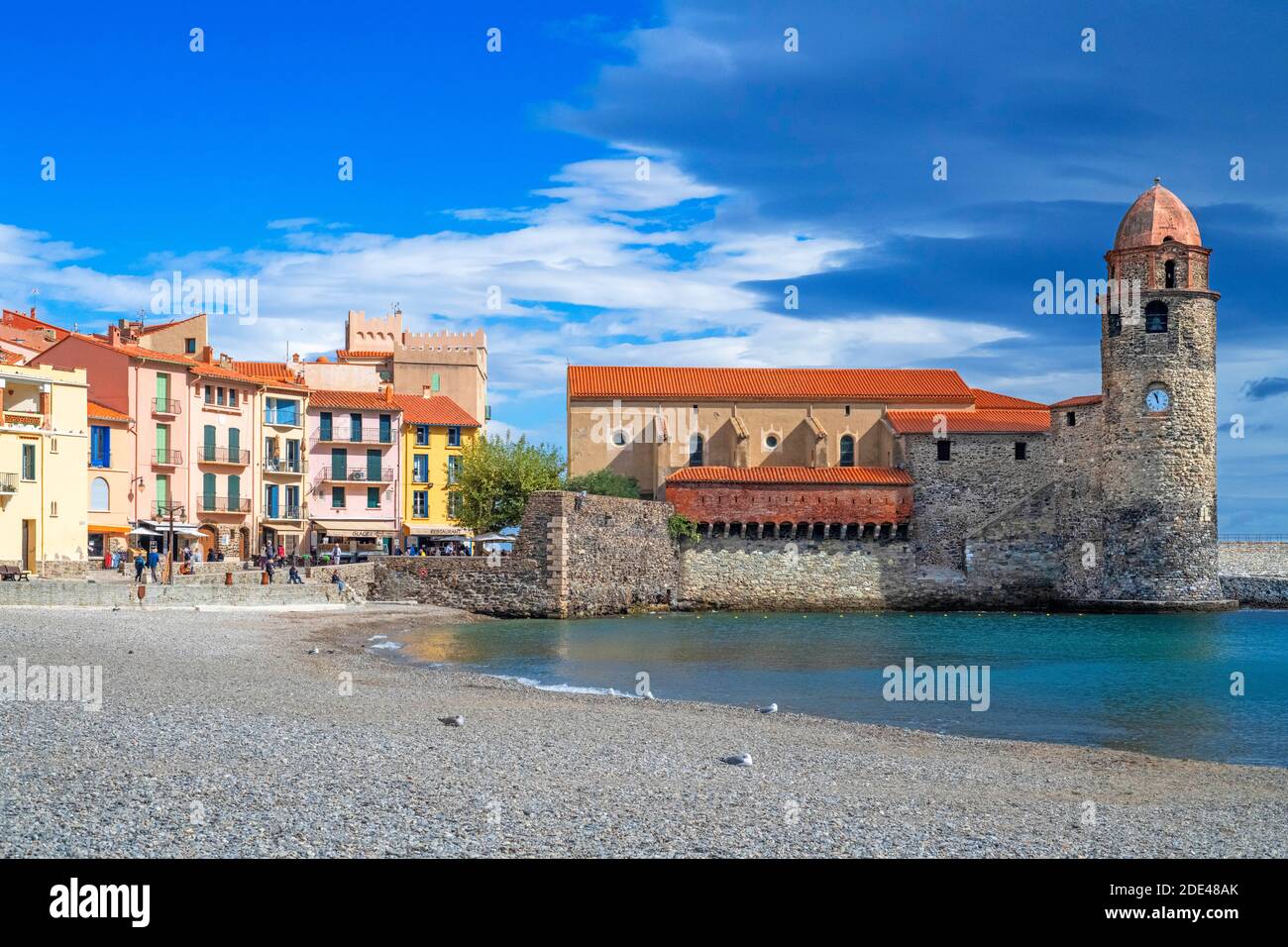 Kirche Notre-Dame-des-Anges und Landschaft Strand am Meer des malerischen Dorfes Collioure, in der Nähe von Perpignan im Süden Frankreichs Languedoc-Roussillo Stockfoto