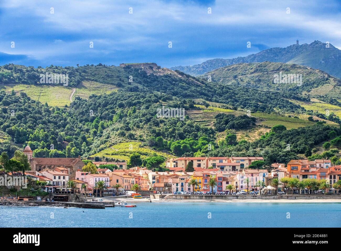 Landschaft Strand am Meer des malerischen Dorfes Collioure, in der Nähe von Perpignan im Süden von Frankreich Languedoc-Roussillon Cote Vermeille Midi Pyrenees O Stockfoto