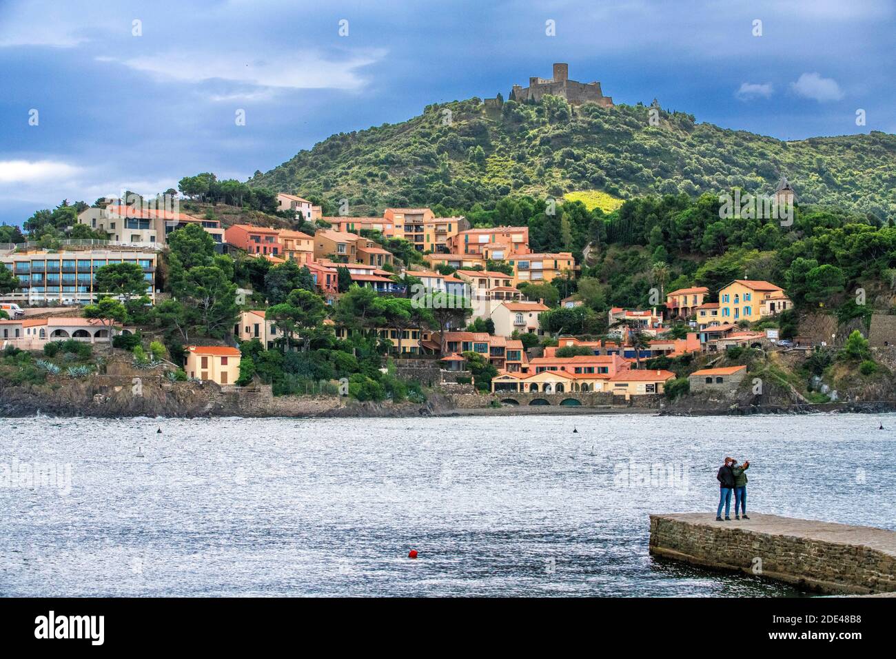 Turm und Landschaft Strand am Meer des malerischen Dorfes Collioure, in der Nähe von Perpignan im Süden Frankreichs Languedoc-Roussillon Cote Vermeille Midi Stockfoto