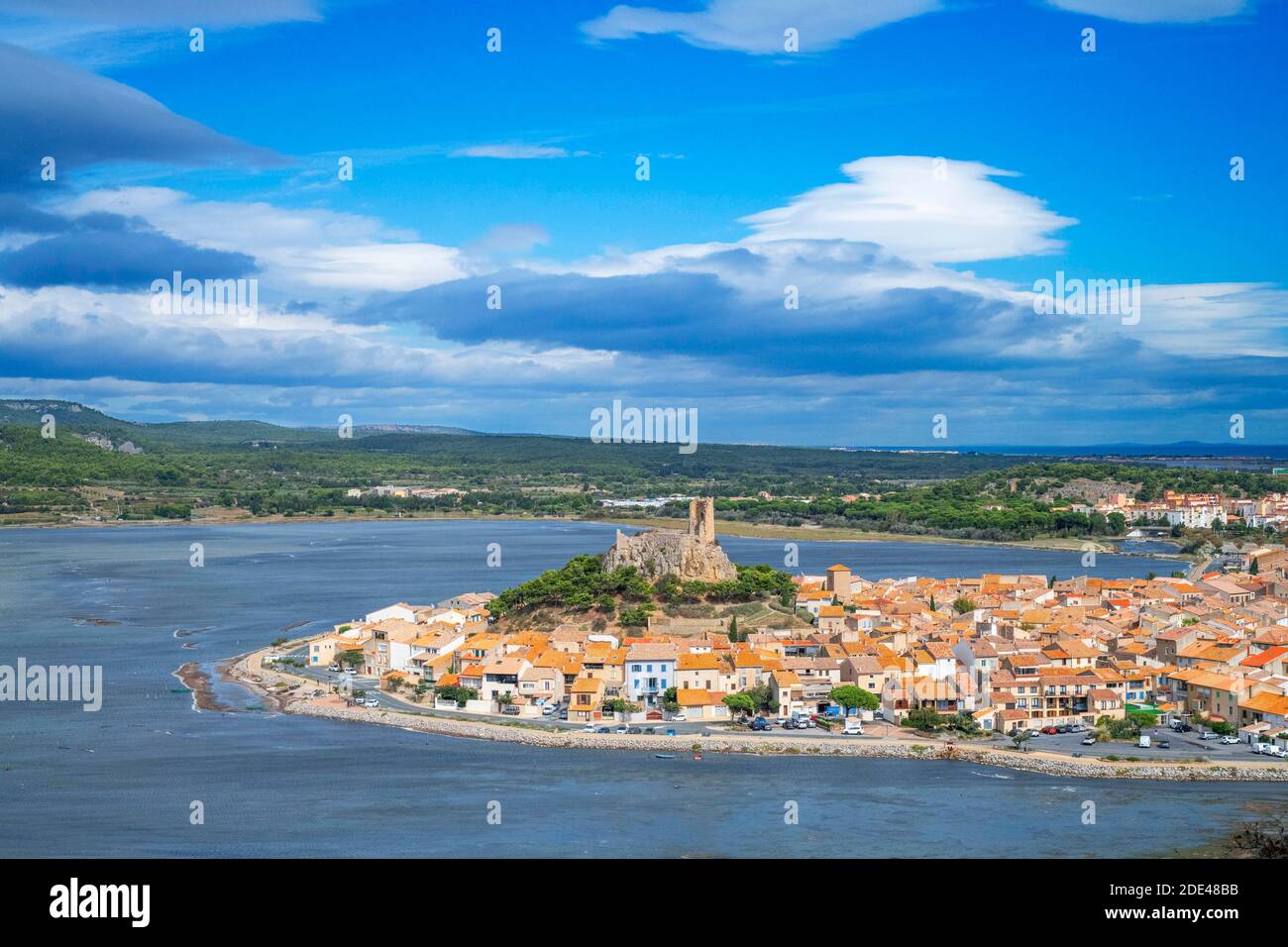 Blick auf den Wachturm in Gruissan im Languedoc-Roussillon, Frankreich, Aude, Gruissan, Dorf in Circulade zeugt von einer mittelalterlichen Herkunft, strategische SIG Stockfoto