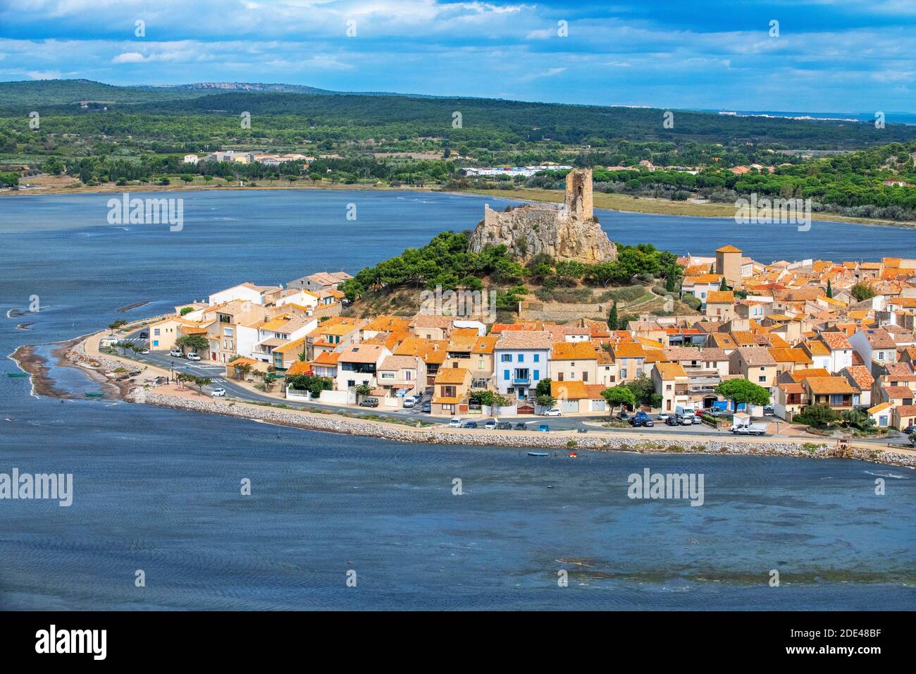 Blick auf den Wachturm in Gruissan im Languedoc-Roussillon, Frankreich, Aude, Gruissan, Dorf in Circulade zeugt von einer mittelalterlichen Herkunft, strategische SIG Stockfoto