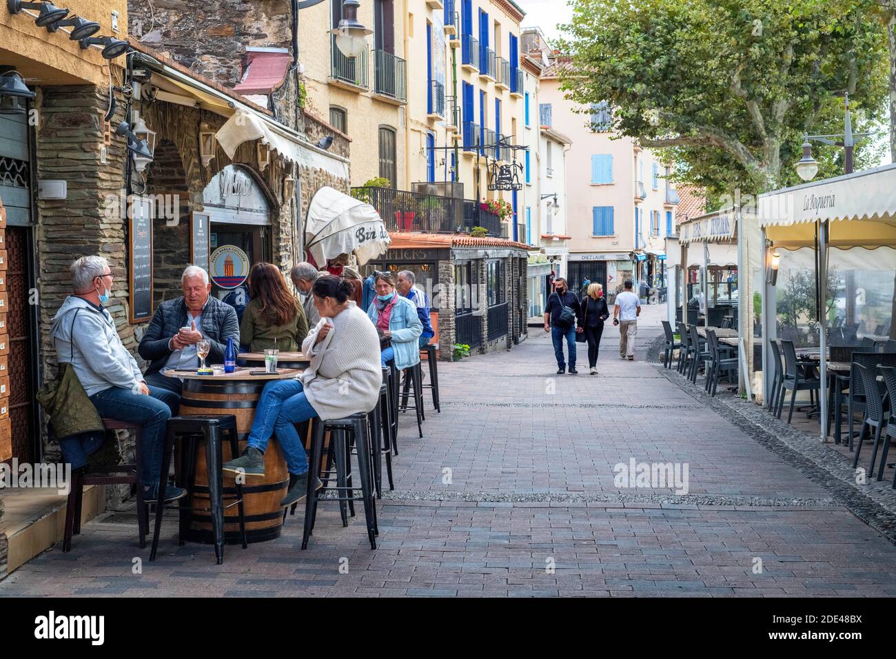 Bars und Restaurants in der Hauptstraße im Mittelalter Stadt Collioure im Süden Frankreichs Languedoc-Roussillon Cote Vermeille Midi Pyrenees Bel Stockfoto