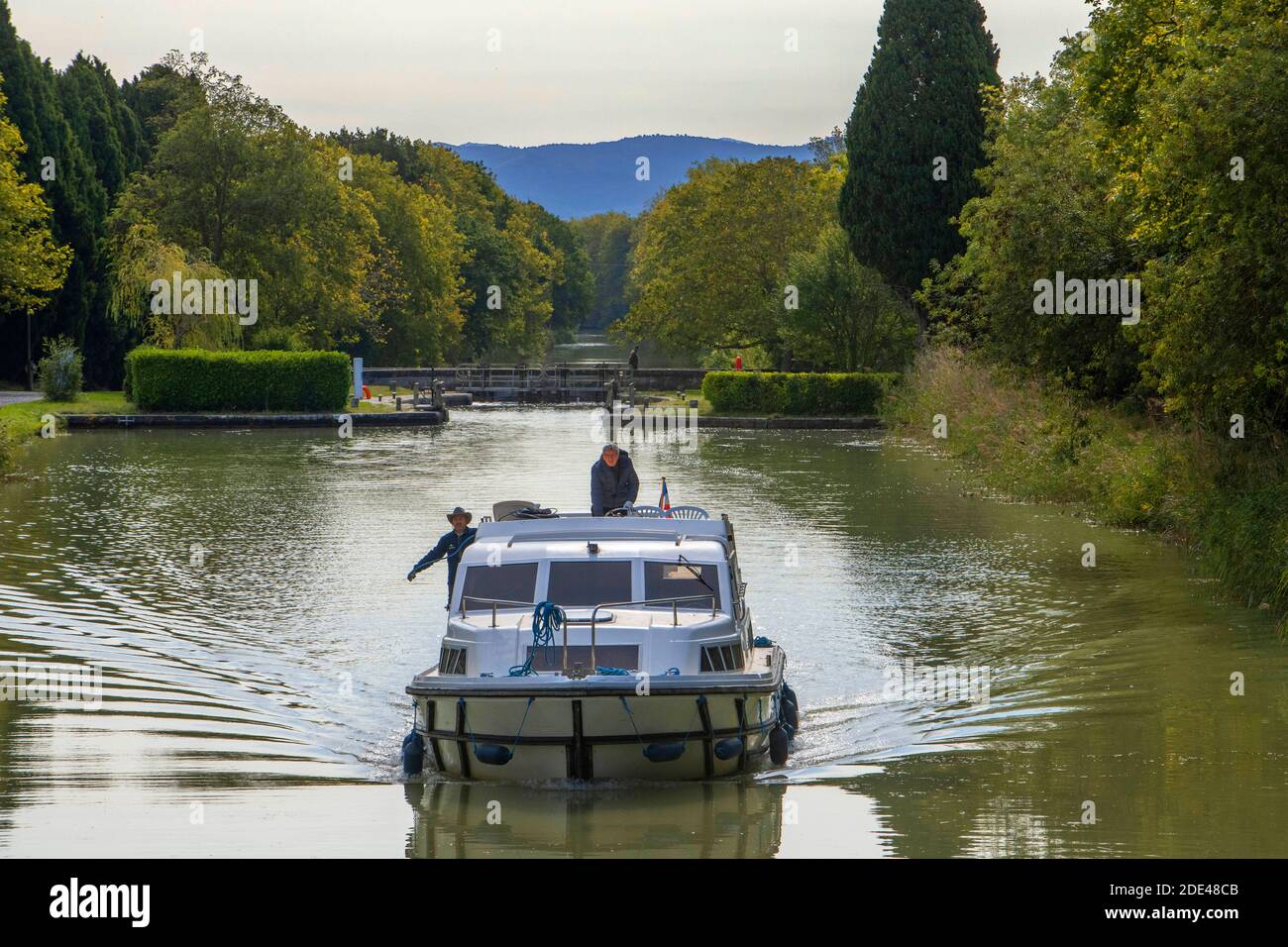 Canal du Midi, in der Nähe von Carcassonne, französisches Departement Aude, Region Okzitanien, Languedoc-Roussillon Frankreich. Boote liegen auf dem von Bäumen gesäumten Kanal. T Stockfoto