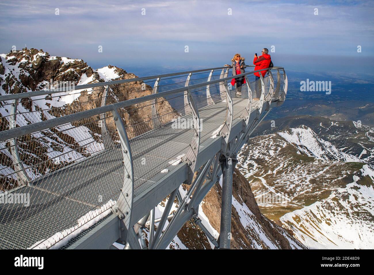 Aussichtspunkt des Observatoriums von Pic Du Midi De Bigorre, Hautes Pyrenees, Midi Pyrenees, Frankreich. Der 12m hohe Ponton dans le ciel, ein Glasgang hoch abo Stockfoto