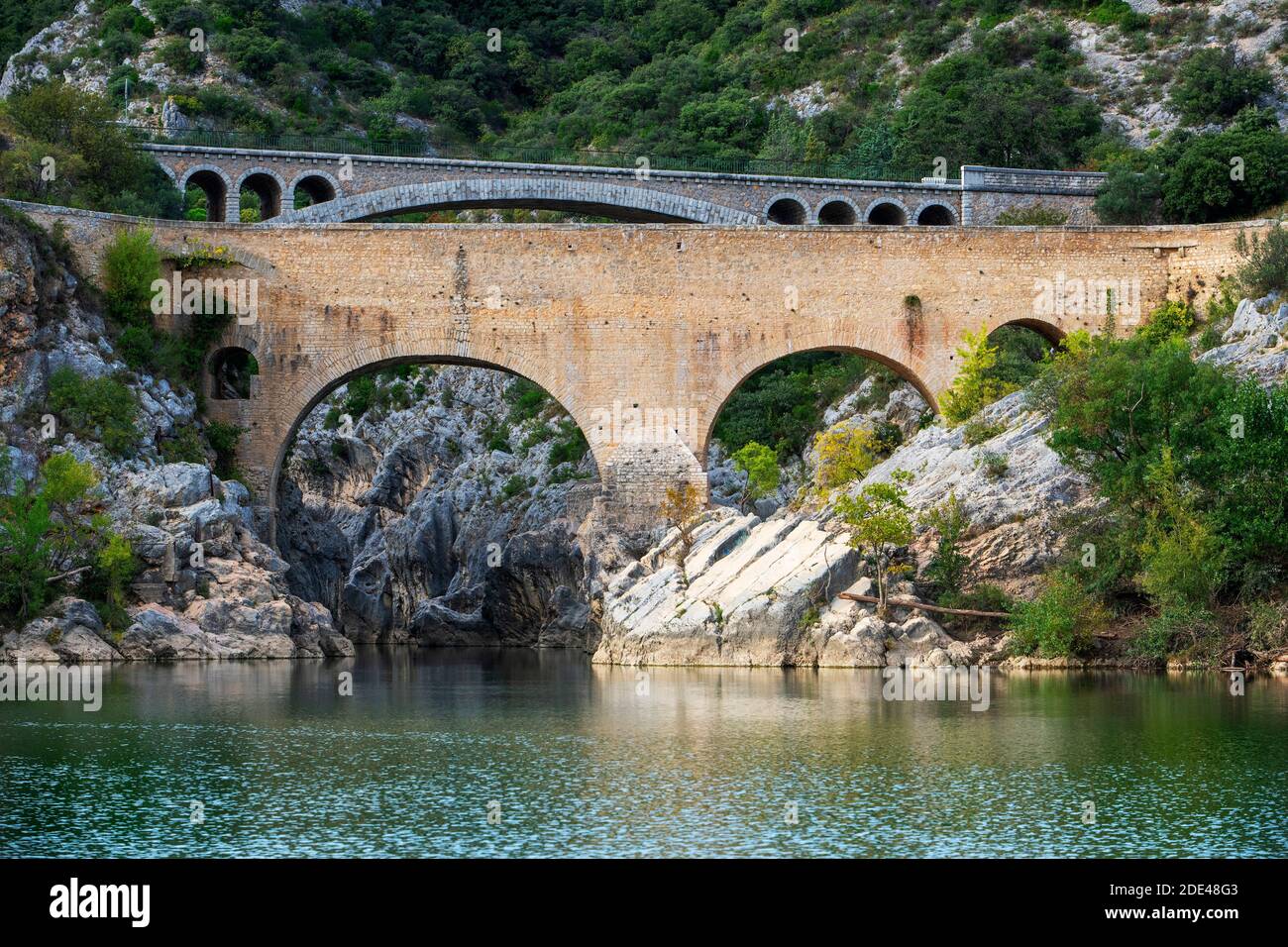 Pont du Diable, die Teufelsbrücke, über den Fluss Hérault, in der Nähe von Saint Guilhem le Désert, Hérault, Languedoc Roussillon. Saint Jean de Fos, die Pont du Di Stockfoto