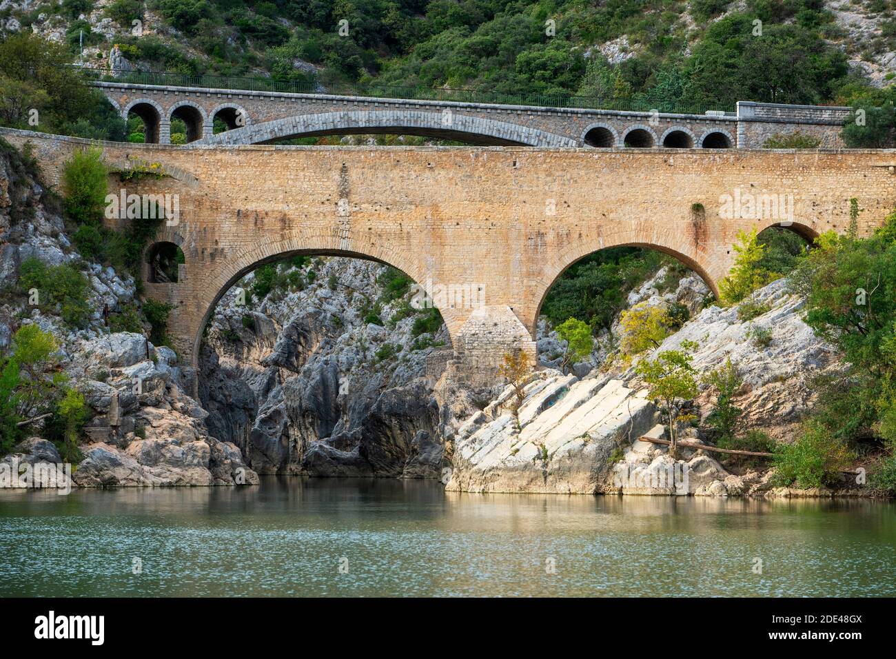 Pont du Diable, die Teufelsbrücke, über den Fluss Hérault, in der Nähe von Saint Guilhem le Désert, Hérault, Languedoc Roussillon. Saint Jean de Fos, die Pont du Di Stockfoto