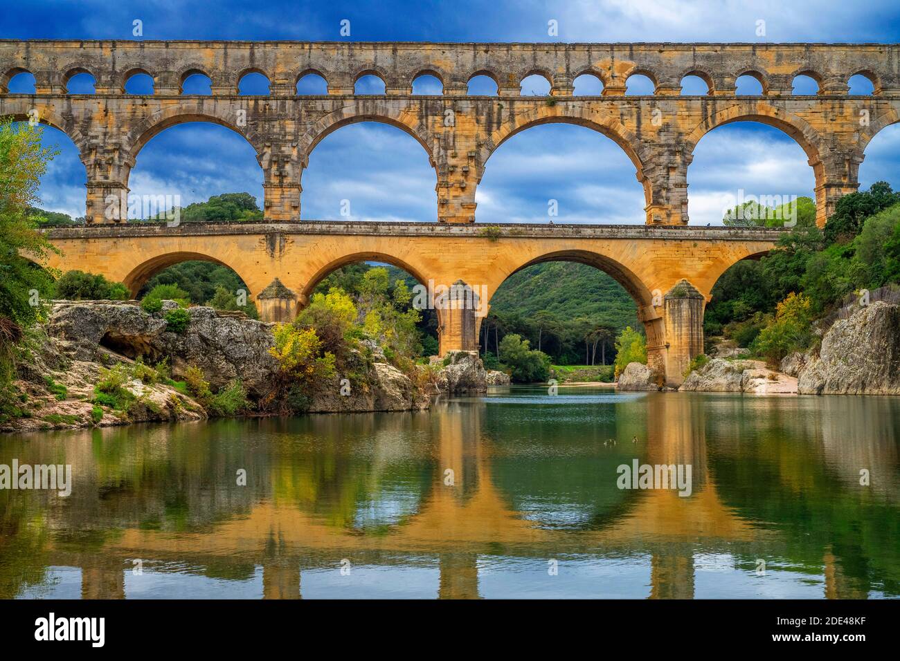 Pont du Gard, Languedoc Roussillon Region, Frankreich, UNESCO-Weltkulturerbe. Das römische Aquädukt überquert den Fluss Gardon bei der Nähe von Vers-Pon-du-Gard Languedo Stockfoto