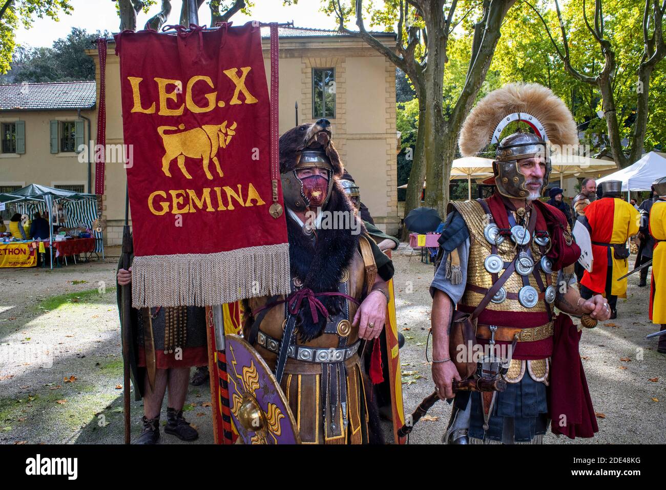 Menschen gekleidet wie römische Legion in Pont du Gard, Languedoc Roussillon Region, Frankreich, UNESCO-Weltkulturerbe. Römisches Aquädukt überquert den Fluss G Stockfoto