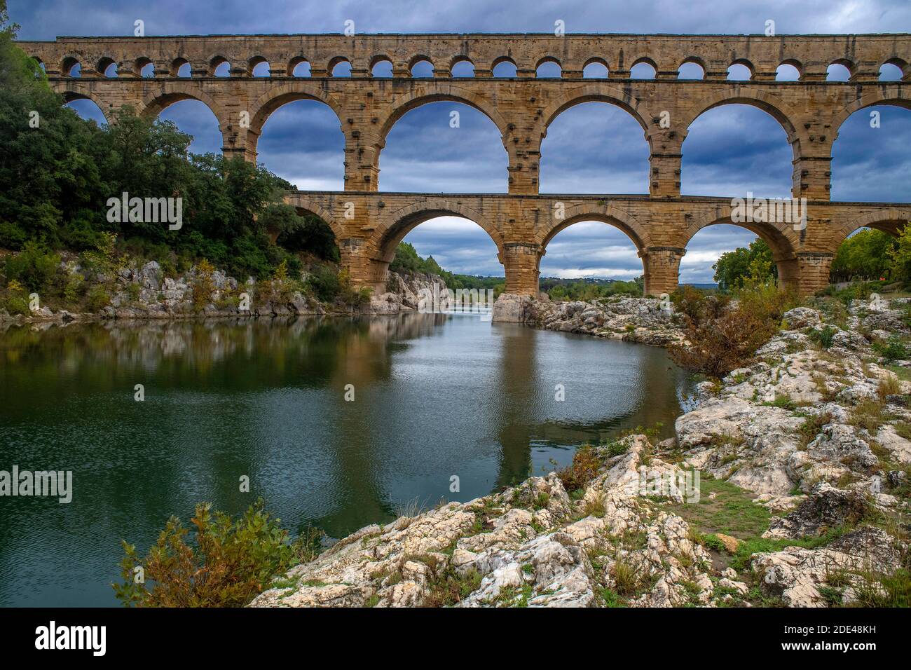 Pont du Gard, Languedoc Roussillon Region, Frankreich, UNESCO-Weltkulturerbe. Das römische Aquädukt überquert den Fluss Gardon bei der Nähe von Vers-Pon-du-Gard Languedo Stockfoto