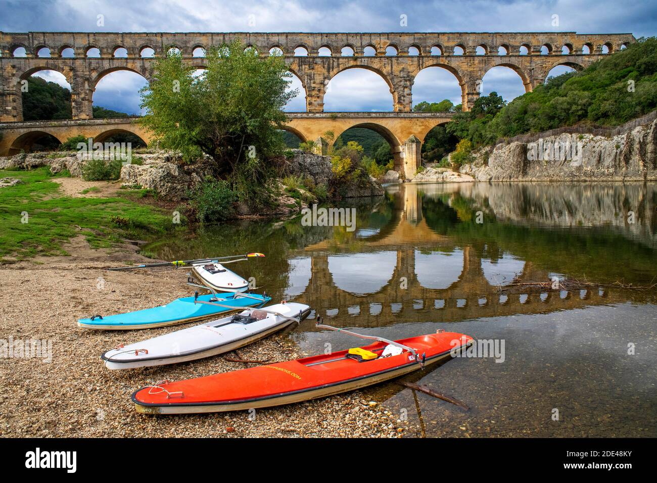 Kajaks in Pont du Gard, Languedoc Roussillon Region, Frankreich, UNESCO-Weltkulturerbe. Das römische Aquädukt überquert den Fluss Gardon bei Vers-Pon-du-gar Stockfoto