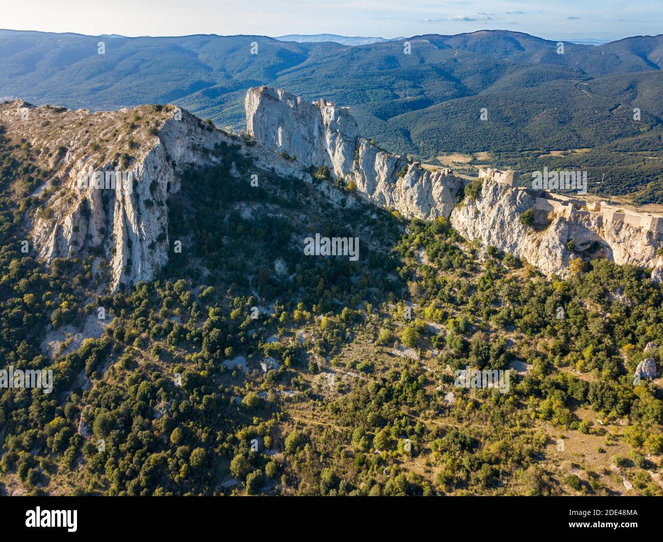 Luftaufnahme des Katharerschlosses von Peyrepertuse in Languedoc-Roussillon, Frankreich, Europa. Alte Katharerstätte des Château de Peyrepertuse, Peyreper Stockfoto