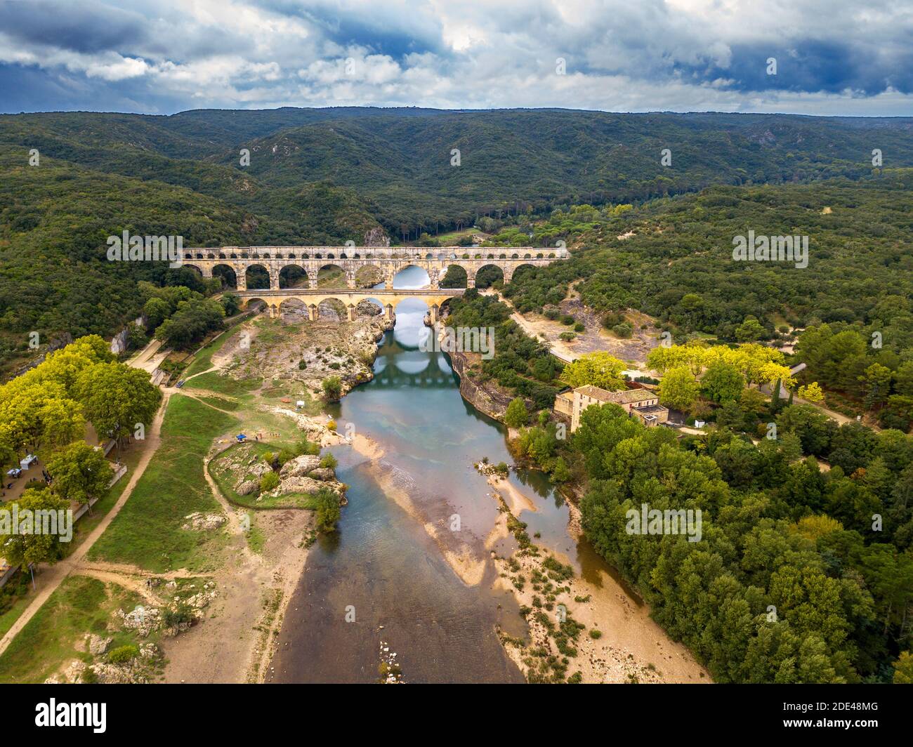 Luftaufnahme von Pont du Gard, Languedoc Roussillon Region, Frankreich, UNESCO Weltkulturerbe. Römisches Aquädukt überquert den Fluss Gardon bei Vers-Pon-d Stockfoto