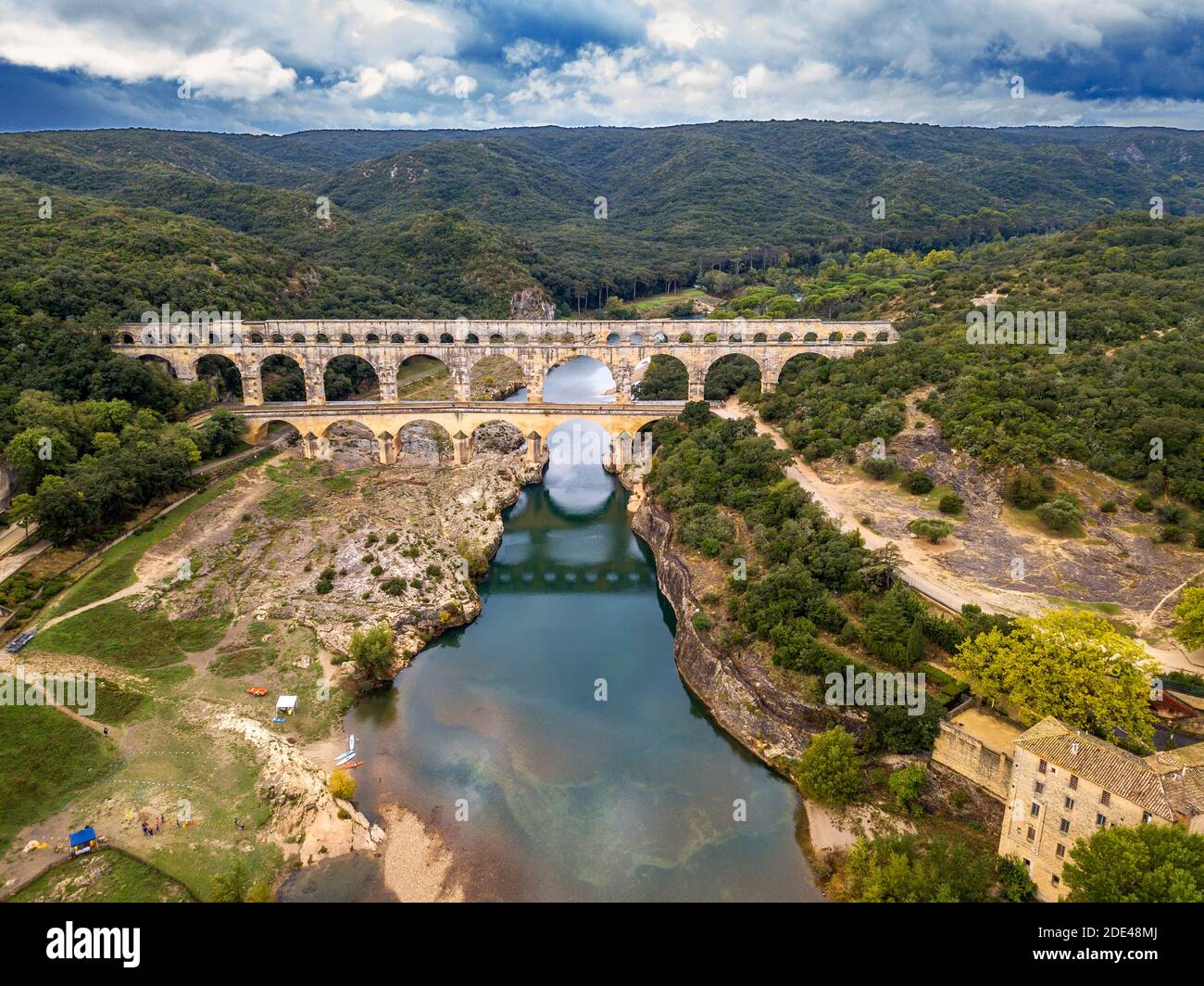 Luftaufnahme von Pont du Gard, Languedoc Roussillon Region, Frankreich, UNESCO Weltkulturerbe. Römisches Aquädukt überquert den Fluss Gardon bei Vers-Pon-d Stockfoto