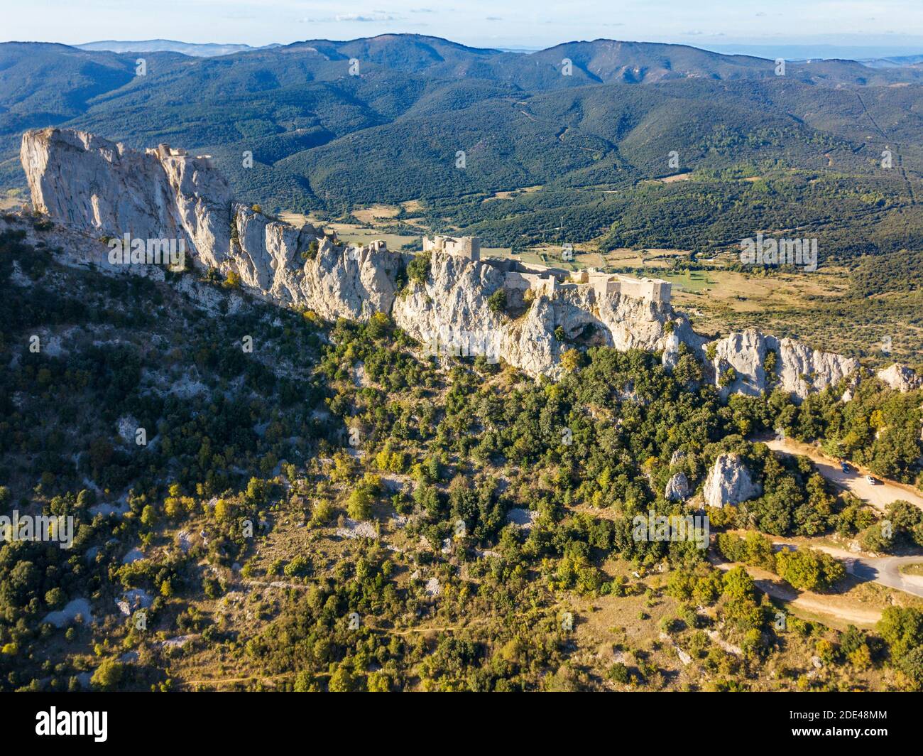 Luftaufnahme des Katharerschlosses von Peyrepertuse in Languedoc-Roussillon, Frankreich, Europa. Alte Katharerstätte des Château de Peyrepertuse, Peyreper Stockfoto
