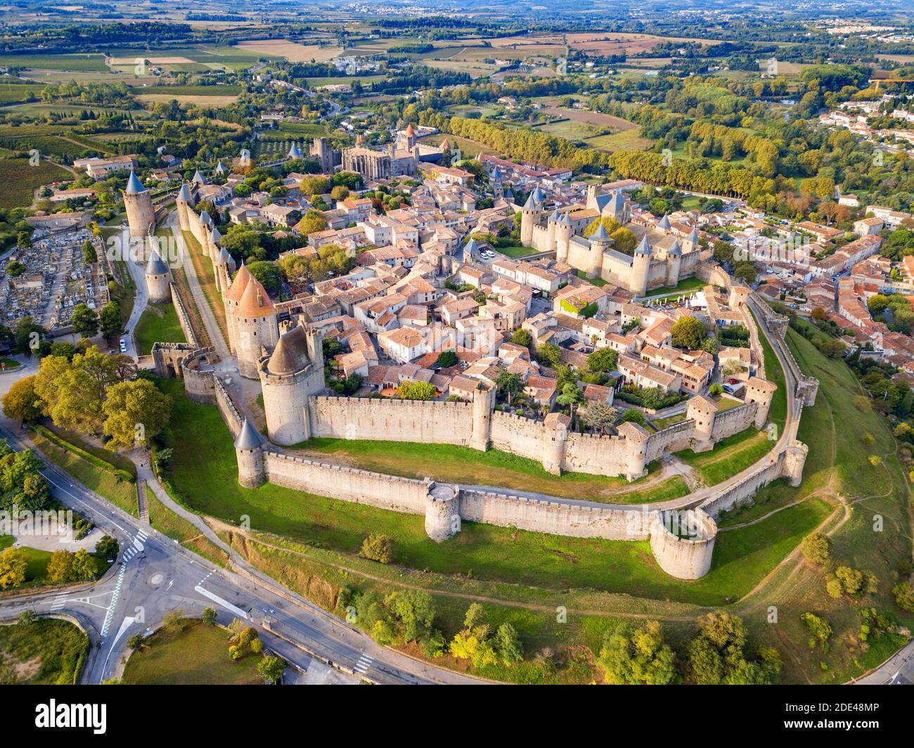 Luftaufnahme von Carcassonne, mittelalterliche Stadt als Weltkulturerbe der UNESCO, Harbore d'Aude, Languedoc-Roussillon Midi Pyrenees Aude Frankreich Stockfoto