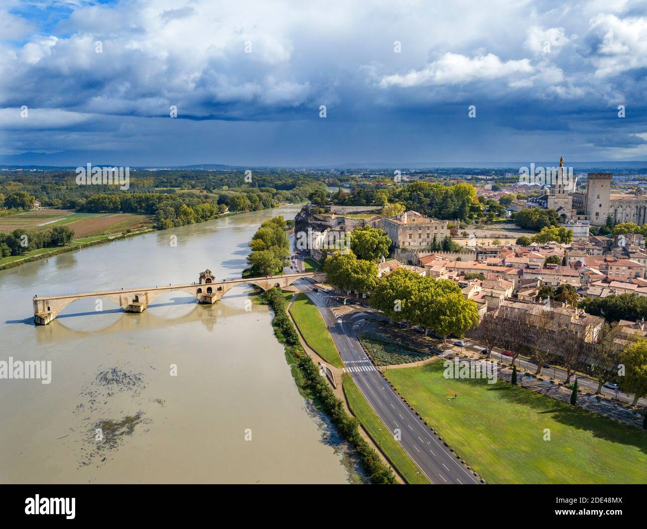 Luftaufnahme der Avignon-Brücke mit Papstpalast und Rhone bei Sonnenaufgang, Pont Saint-Benezet, Provence, Frankreich Stockfoto