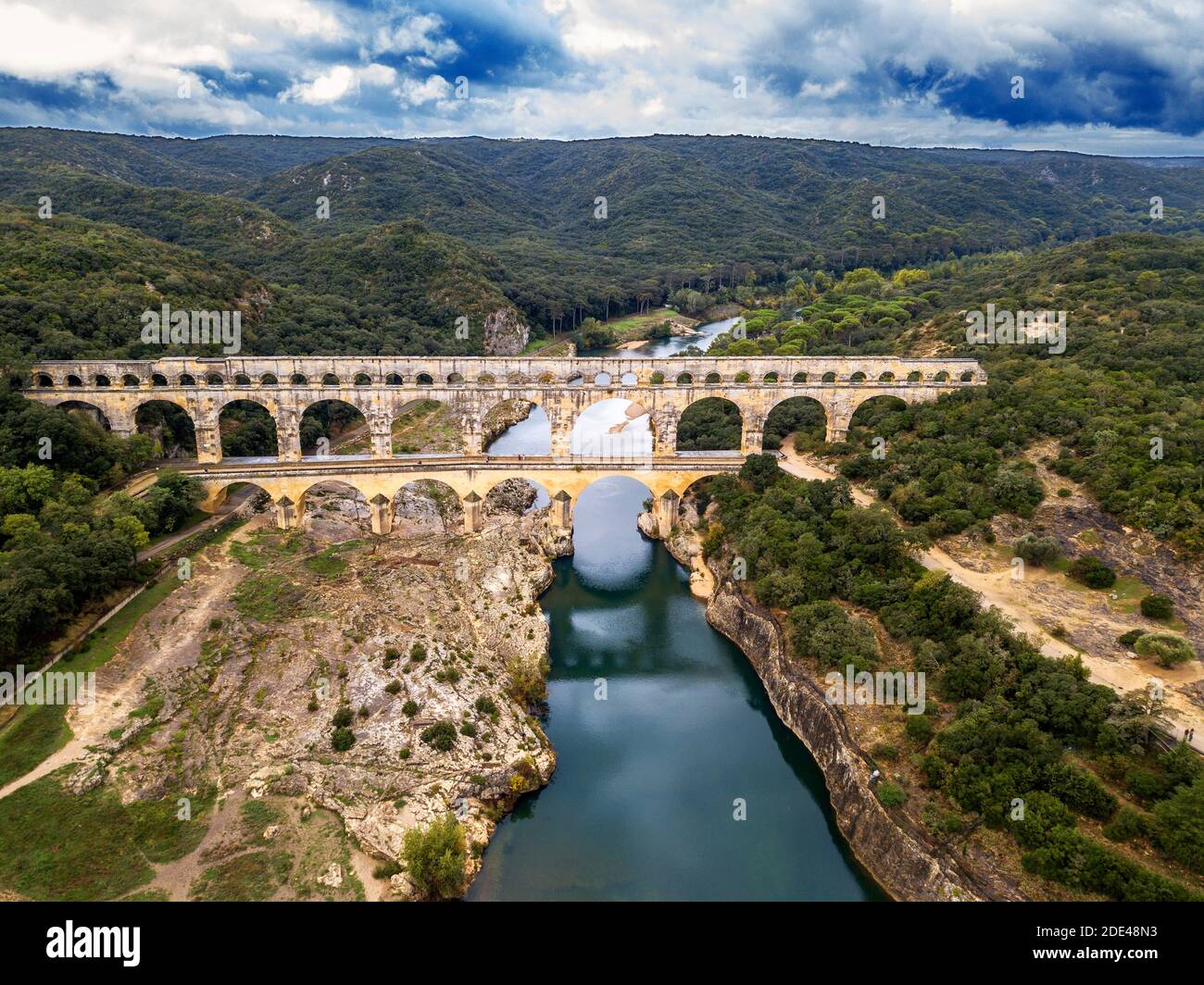 Luftaufnahme von Pont du Gard, Languedoc Roussillon Region, Frankreich, UNESCO Weltkulturerbe. Römisches Aquädukt überquert den Fluss Gardon bei Vers-Pon-d Stockfoto