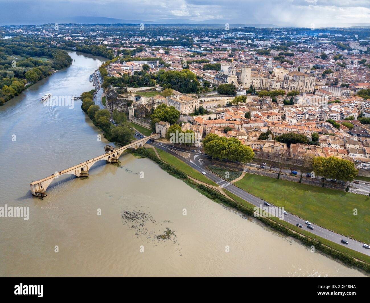 Luftaufnahme der Avignon-Brücke mit Papstpalast und Rhone bei Sonnenaufgang, Pont Saint-Benezet, Provence, Frankreich Stockfoto