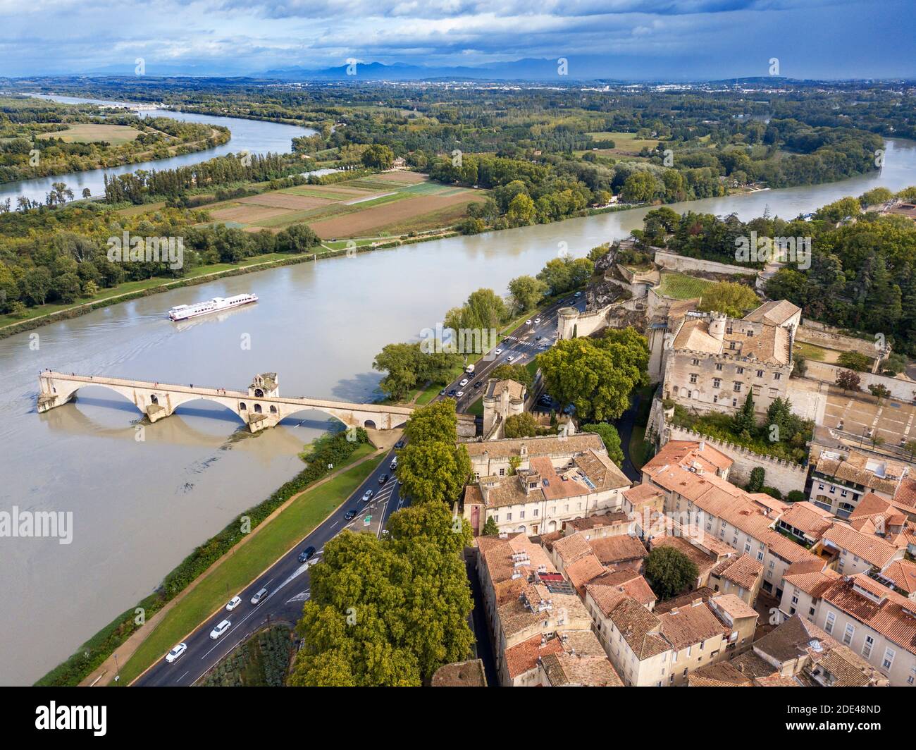 Luftaufnahme der Avignon-Brücke mit Papstpalast und Rhone bei Sonnenaufgang, Pont Saint-Benezet, Provence, Frankreich Stockfoto
