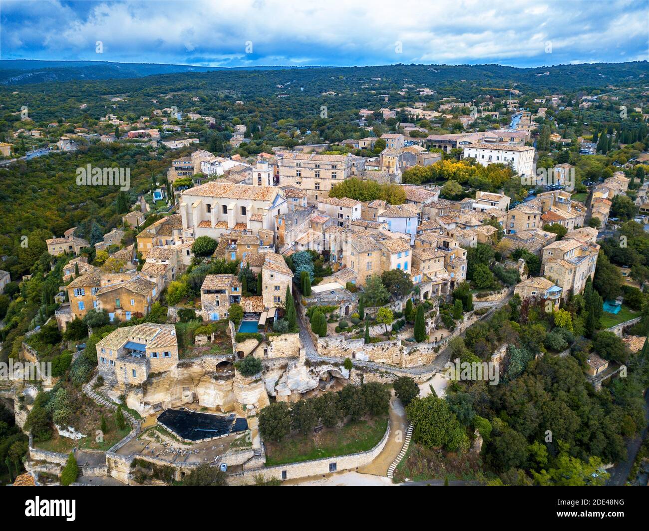 Luftaufnahme über dem Dorf Gordes, Vaucluse, Provence, Frankreich Stockfoto