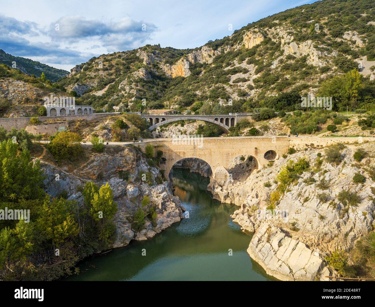 Pont du Diable, die Teufelsbrücke, über den Fluss Hérault, in der Nähe von  Saint Guilhem le Désert, Hérault, Languedoc Roussillon. Saint Jean de Fos,  die Pont du Di Stockfotografie - Alamy