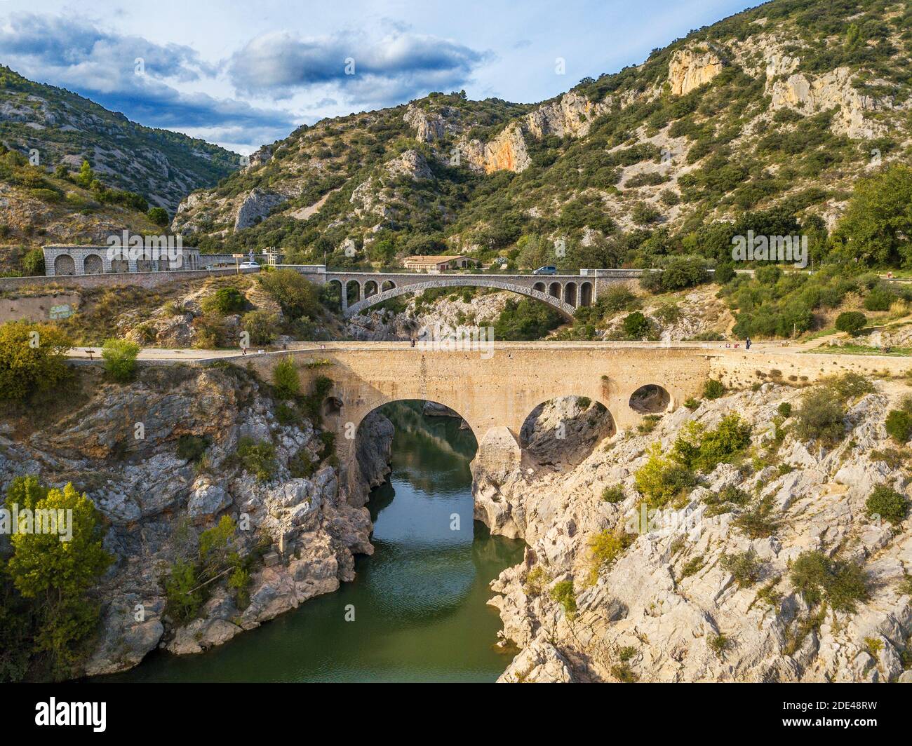 Pont du Diable, die Teufelsbrücke, über den Fluss Hérault, in der Nähe von Saint Guilhem le Désert, Hérault, Languedoc Roussillon. Saint Jean de Fos, die Pont du Di Stockfoto