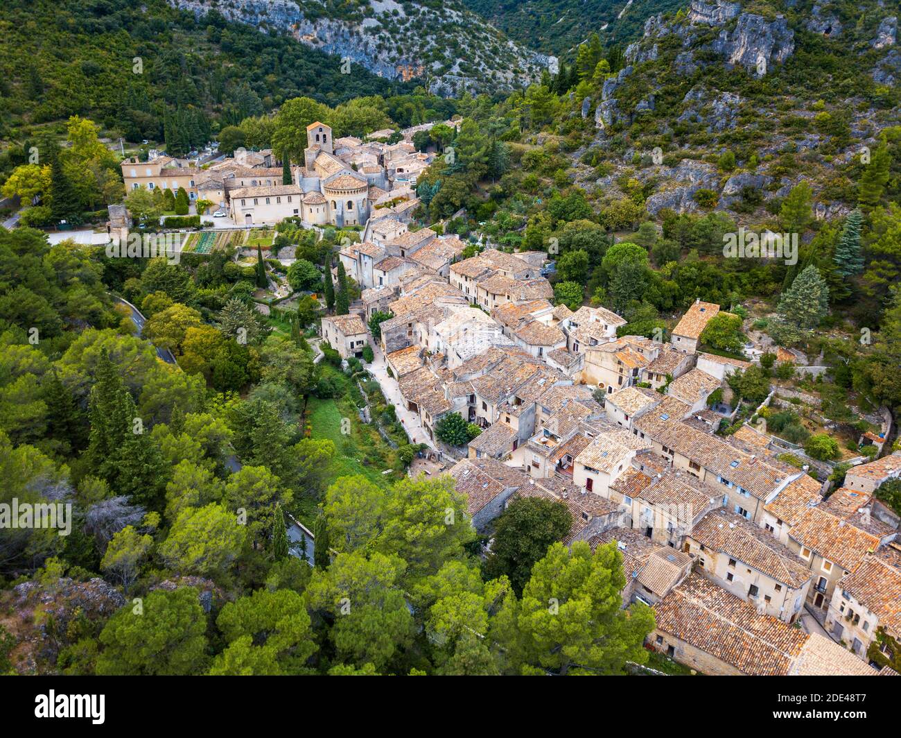 Luftaufnahme Saint Guilhem le Desert, beschriftet Les Plus Beaux Villages de France (die schönsten Dörfer Frankreichs), ein Halt auf el Camino de Santia Stockfoto