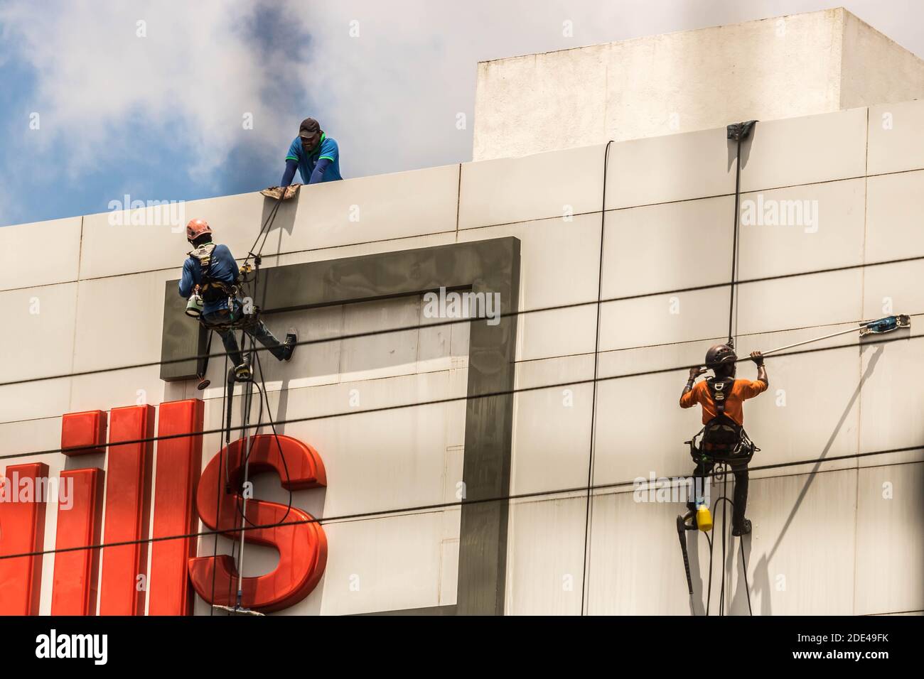 Die Hochhausreiniger bei der Arbeit Stockfoto