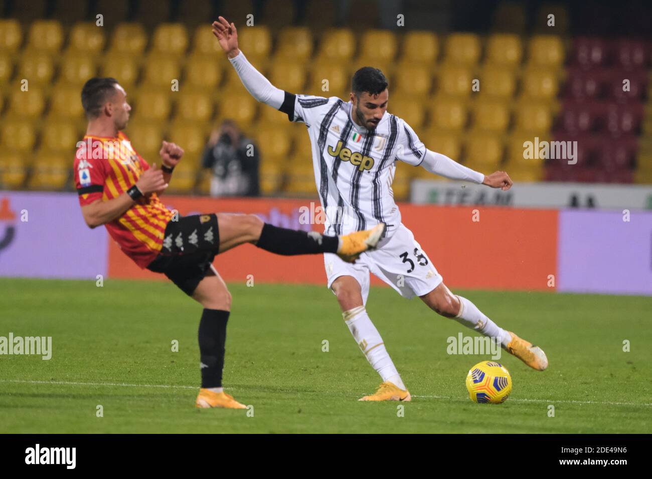 Juventus italienischer Verteidiger Gianluca Frabotta (R) fordert den Ball heraus Mit Benevento italienischen Stürmer Gianluca Lapadula während der Serie A fußb Stockfoto